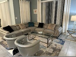 Gorgeous 4 BR With Pool and Lake View