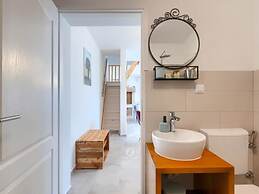 Adorable Home With Private Garden and Bubble Bath