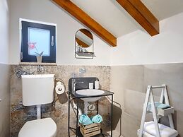 Adorable Home With Private Garden and Bubble Bath