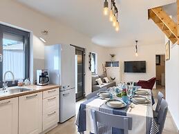 Adorable Home With Private Garden and Bubble Bath