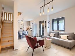 Adorable Home With Private Garden and Bubble Bath