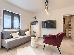 Adorable Home With Private Garden and Bubble Bath