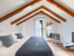 Adorable Home With Private Garden and Bubble Bath