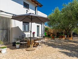 Adorable Home With Private Garden and Bubble Bath