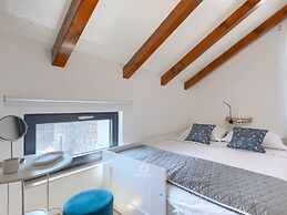 Adorable Home With Private Garden and Bubble Bath