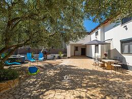 Adorable Home With Private Garden and Bubble Bath