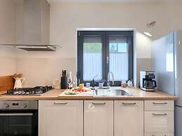 Adorable Home With Private Garden and Bubble Bath