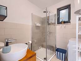 Adorable Home With Private Garden and Bubble Bath