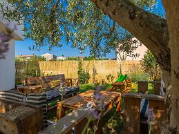 Adorable Home With Private Garden and Bubble Bath