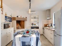 Adorable Home With Private Garden and Bubble Bath