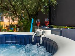 Adorable Home With Private Garden and Bubble Bath