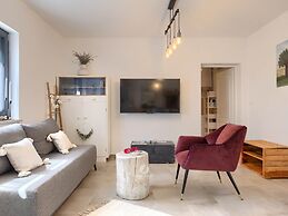 Adorable Home With Private Garden and Bubble Bath