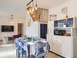 Adorable Home With Private Garden and Bubble Bath