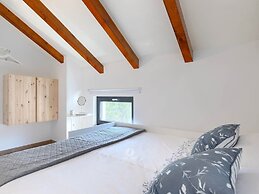 Adorable Home With Private Garden and Bubble Bath