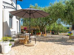 Adorable Home With Private Garden and Bubble Bath