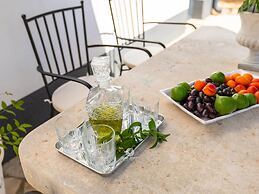 Adorable Home With Private Garden and Bubble Bath