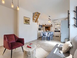 Adorable Home With Private Garden and Bubble Bath