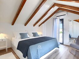 Adorable Home With Private Garden and Bubble Bath