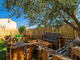 Adorable Home With Private Garden and Bubble Bath