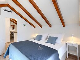 Adorable Home With Private Garden and Bubble Bath