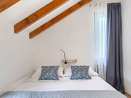 Adorable Home With Private Garden and Bubble Bath