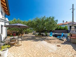 Adorable Home With Private Garden and Bubble Bath