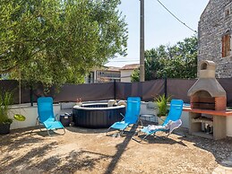 Adorable Home With Private Garden and Bubble Bath