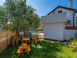 Adorable Home With Private Garden and Bubble Bath