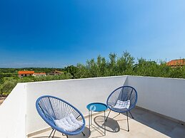 Adorable Home With Private Garden and Bubble Bath
