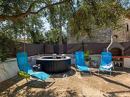 Adorable Home With Private Garden and Bubble Bath