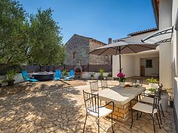 Adorable Home With Private Garden and Bubble Bath