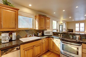 Patio & Mountain Views: Central Ouray Getaway!