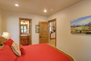 Patio & Mountain Views: Central Ouray Getaway!