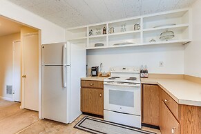 3 Mi to Dtwn Silver Spring: Convenient Apartment