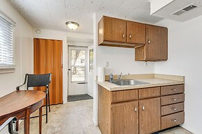3 Mi to Dtwn Silver Spring: Convenient Apartment