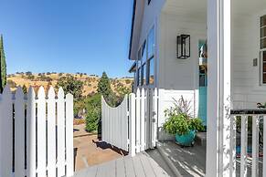 Steps to Sutter Creek: Chic Wine Country Cottage