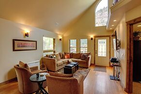 On Main Street: Ouray Getaway w/ Mountain Views!