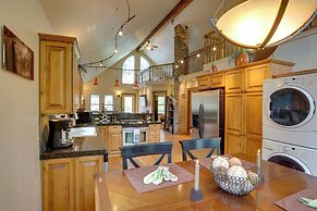 On Main Street: Ouray Getaway w/ Mountain Views!