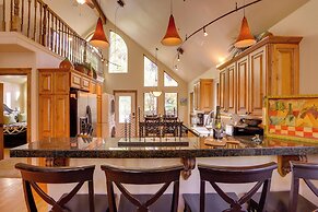 On Main Street: Ouray Getaway w/ Mountain Views!