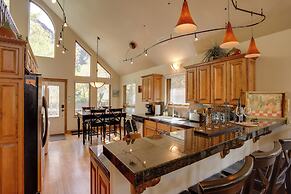 On Main Street: Ouray Getaway w/ Mountain Views!