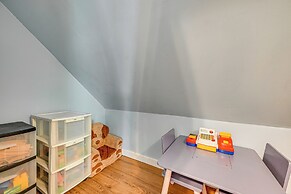 Bonnieville Farmhouse on 69 Acres w/ Porch!