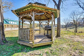 Bonnieville Farmhouse on 69 Acres w/ Porch!