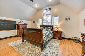 Bonnieville Farmhouse on 69 Acres w/ Porch!