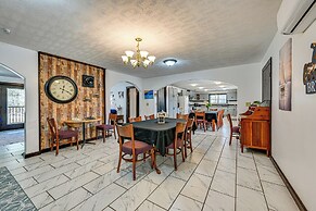 Bonnieville Farmhouse on 69 Acres w/ Porch!