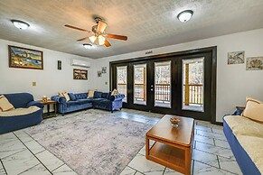 Bonnieville Farmhouse on 69 Acres w/ Porch!