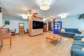 Bonnieville Farmhouse on 69 Acres w/ Porch!