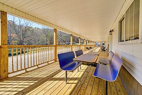 Bonnieville Farmhouse on 69 Acres w/ Porch!