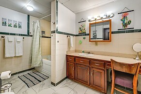 Bonnieville Farmhouse on 69 Acres w/ Porch!