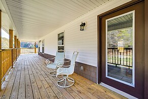 Bonnieville Farmhouse on 69 Acres w/ Porch!