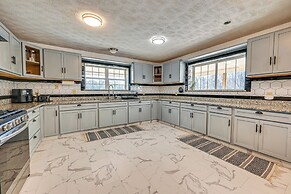 Bonnieville Farmhouse on 69 Acres w/ Porch!